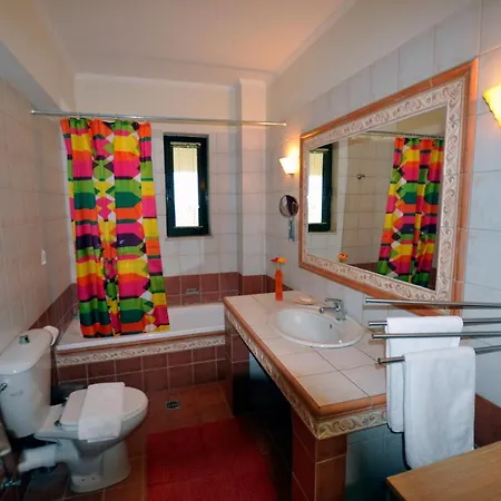 Luxury Xenos 2 With 4 Bedrooms , Private Swimming Pool, Near The Sea *