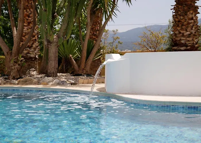 Xenos 2 With 5 Bedrooms Private Swimming Pool, Near The Sea Tigaki