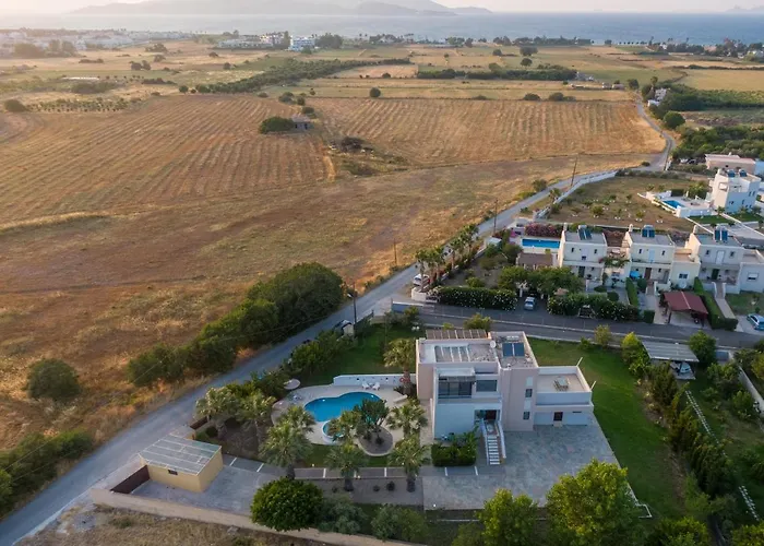 Xenos 2 With 5 Bedrooms Private Swimming Pool, Near The Sea *