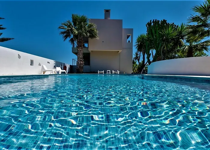 Вилла Xenos 2 With 5 Bedrooms Private Swimming Pool, Near The Sea Тигаки