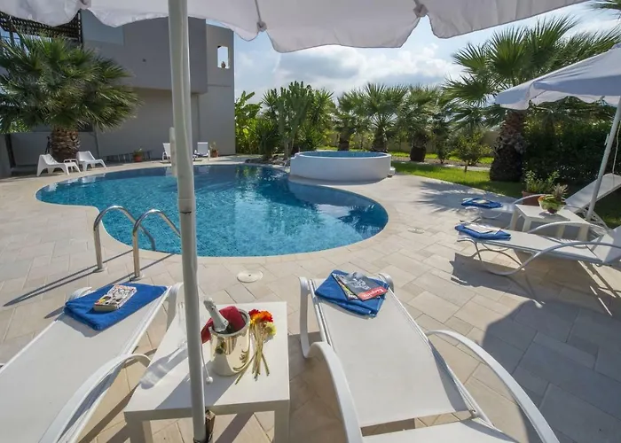 Вилла Xenos 2 With 5 Bedrooms Private Swimming Pool, Near The Sea Тигаки